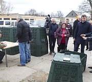 Kompostavimo dėžės Salininkų gyventojams atiteko nemokamai.
