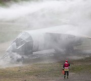 Ugniagesiai surengė orlaivio gesinimo pratybas oro uoste
