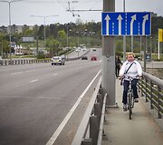 Vingiuojant sostinės dviračių takais...
