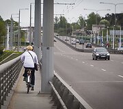 Vingiuojant sostinės dviračių takais...