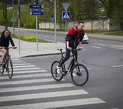 Vingiuojant sostinės dviračių takais...