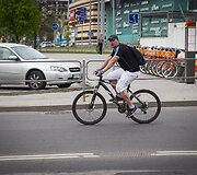 Vingiuojant sostinės dviračių takais...