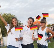 Futbolo gerbėjai stebi finalo rungtynes.