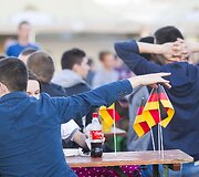 Futbolo gerbėjai stebi finalo rungtynes.