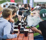 Futbolo gerbėjai stebi finalo rungtynes.
