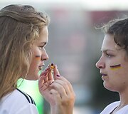 Futbolo gerbėjai stebi finalo rungtynes.