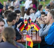 Futbolo gerbėjai stebi finalo rungtynes.