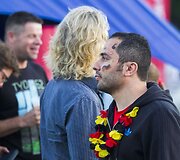 Futbolo gerbėjai stebi finalo rungtynes.