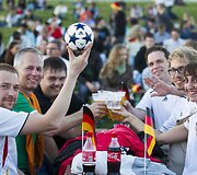Futbolo gerbėjai stebi finalo rungtynes.