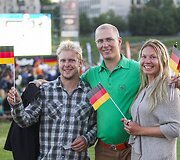 Futbolo gerbėjai stebi finalo rungtynes.