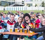 Futbolo gerbėjai stebi finalo rungtynes.