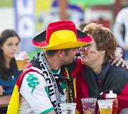 Futbolo gerbėjai stebi finalo rungtynes.