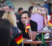 Futbolo gerbėjai stebi finalo rungtynes.