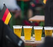 Futbolo gerbėjai stebi finalo rungtynes.