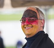Futbolo gerbėjai stebi finalo rungtynes.