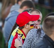 Futbolo gerbėjai stebi finalo rungtynes.