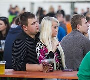 Futbolo gerbėjai stebi finalo rungtynes.