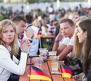 Futbolo gerbėjai stebi finalo rungtynes.