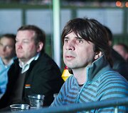 Futbolo gerbėjai stebi finalo rungtynes.