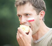 Andrius Tapinas prie Rusijos ambasados valgė lenki&scaron;kus obuolius.