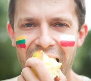 Andrius Tapinas prie Rusijos ambasados valgė lenki&scaron;kus obuolius.