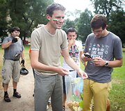 Andrius Tapinas prie Rusijos ambasados valgė lenki&scaron;kus obuolius.