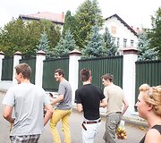 Andrius Tapinas prie Rusijos ambasados valgė lenki&scaron;kus obuolius.