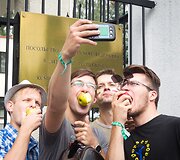 Andrius Tapinas prie Rusijos ambasados valgė lenki&scaron;kus obuolius.