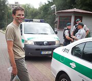 Andrius Tapinas prie Rusijos ambasados valgė lenki&scaron;kus obuolius.