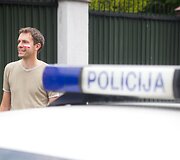 Andrius Tapinas prie Rusijos ambasados valgė lenki&scaron;kus obuolius.