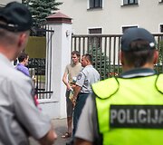 Andrius Tapinas prie Rusijos ambasados valgė lenki&scaron;kus obuolius.