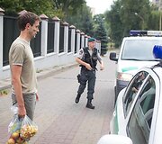 Andrius Tapinas prie Rusijos ambasados valgė lenki&scaron;kus obuolius.