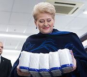 &Scaron;alies vadovė Dalia Grybauskaitė aukojo &bdquo;Maisto bankui&ldquo;