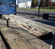 Autobusų ir troleibusų tenka laukti ant aplūžusių suoliukų.
