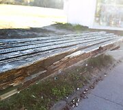 Autobusų ir troleibusų tenka laukti ant aplūžusių suoliukų.