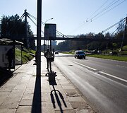 Autobusų ir troleibusų tenka laukti ant aplūžusių suoliukų.