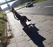 Autobusų ir troleibusų tenka laukti ant aplūžusių suoliukų.