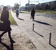 Autobusų ir troleibusų tenka laukti ant aplūžusių suoliukų.