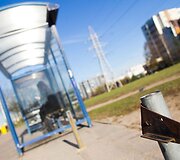 Autobusų ir troleibusų tenka laukti ant aplūžusių suoliukų.