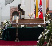 Ra&scaron;ytojas Romualdas Granauskas i&scaron;lydėtas į paskutinę kelionę.