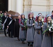 Ra&scaron;ytojas Romualdas Granauskas i&scaron;lydėtas į paskutinę kelionę.