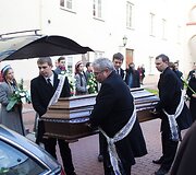 Ra&scaron;ytojas Romualdas Granauskas i&scaron;lydėtas į paskutinę kelionę.