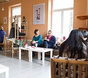 Vilniuje duris atvėrė kačių kavinė - lankytojams kompaniją palaiko net 9 murkliai.