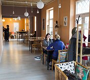 Vilniuje duris atvėrė kačių kavinė - lankytojams kompaniją palaiko net 9 murkliai.