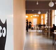 Vilniuje duris atvėrė kačių kavinė - lankytojams kompaniją palaiko net 9 murkliai.