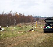 Vėlinių žvakutės - ir Vilniaus gyvūnų kapinėse.