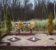 Vėlinių žvakutės - ir Vilniaus gyvūnų kapinėse.
