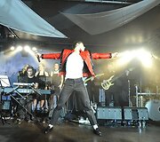 M. Jacksoną įkūnijo dainininkas Donatas Montvydas.