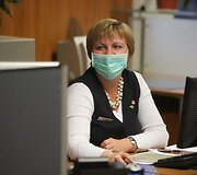  Visi interesantų aptarnavimo skyriuje dirbantys specialistai pasislėpė po medicinėmis kaukėmis.
