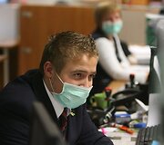  Visi interesantų aptarnavimo skyriuje dirbantys specialistai pasislėpė po medicinėmis kaukėmis.
